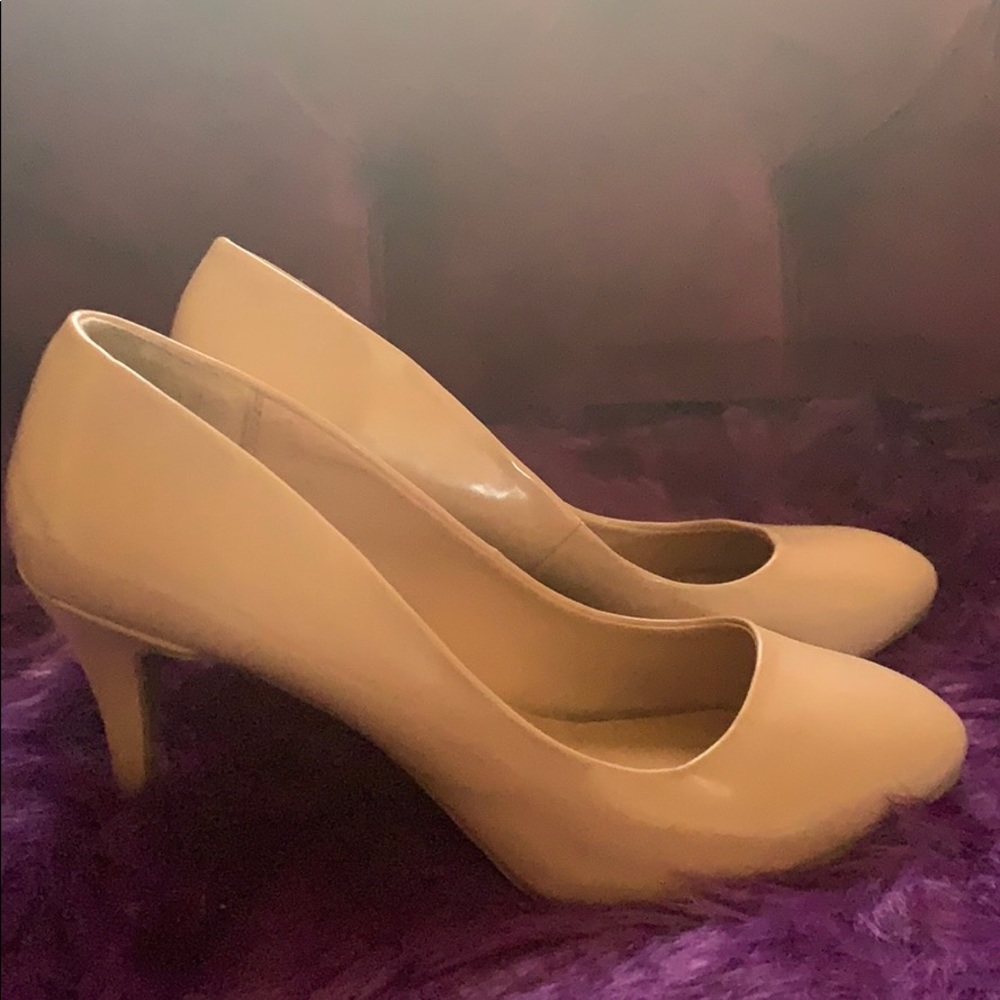 women’s low heel tan